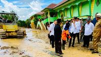 Jokowi Tinjau Lokasi Banjir Bandang Di Lebak Banten