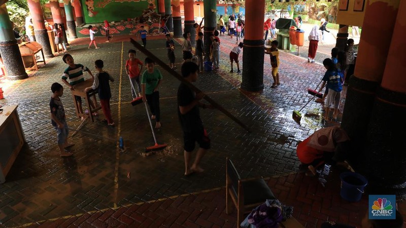 Banjir luapan Kali Pesanggarahan yang jebol merendam lantai dasar sekolah yang terdapat UKS, perpustakaan, musala dan kantin.