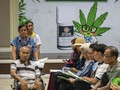 FOTO : Antrean Pengobatan Ganja di Bangkok