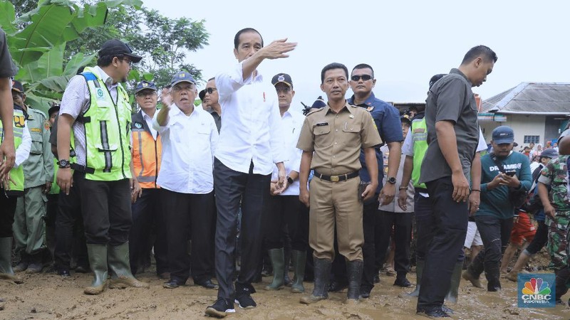 Jokowi turut didampingi sejumlah menteri Kabinet Indonesia Maju dalam kunjungan tersebut.