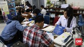 Warga mendaftar untuk merestorasi dokumen yang terendam banjir awal 2020 kepada Tim Penanganan Arsip Bencana di kantor Arsip Nasional Republik Indonesia (ANRI), Jakarta, Selasa, 7 Desember 2020. (CNNIndonesia/Safir Makki)