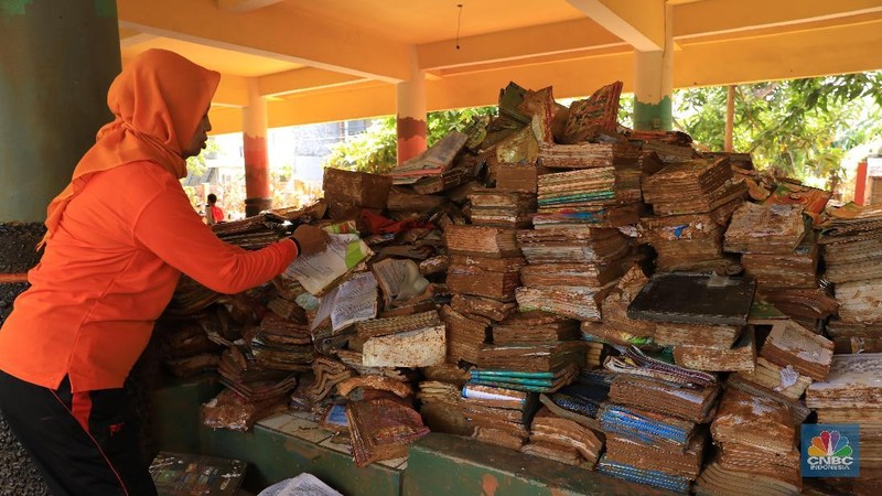 Banjir luapan Kali Pesanggarahan yang jebol merendam lantai dasar sekolah yang terdapat UKS, perpustakaan, musala dan kantin.