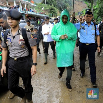 Terjang Lumpur & Hujan, Jokowi Tinjau Lokasi Longsor Sukajaya