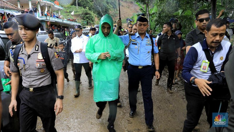 Jokowi turut didampingi sejumlah menteri Kabinet Indonesia Maju dalam kunjungan tersebut.