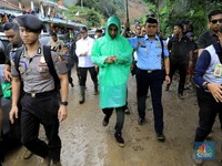 Terjang Lumpur & Hujan, Jokowi Tinjau Lokasi Longsor Sukajaya