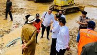 Jokowi Tinjau Lokasi Banjir Bandang Di Lebak Banten