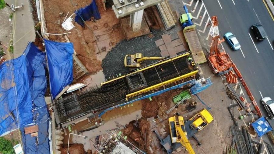 Pengerjaan pemulihan Proyek KCJB terhadap kerusakan akses jalan disamping jalan tol Cikampek +4, Cipinang Melayu (Dok. PT Kereta Cepat Indonesia China)