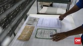 Tidak semua dokumen berhasil dikembalikan seperti semula antara lain karena tulisan sudah luntur, laminasi yang tebal susah dibuka. (CNNIndonesia/Safir Makki)
