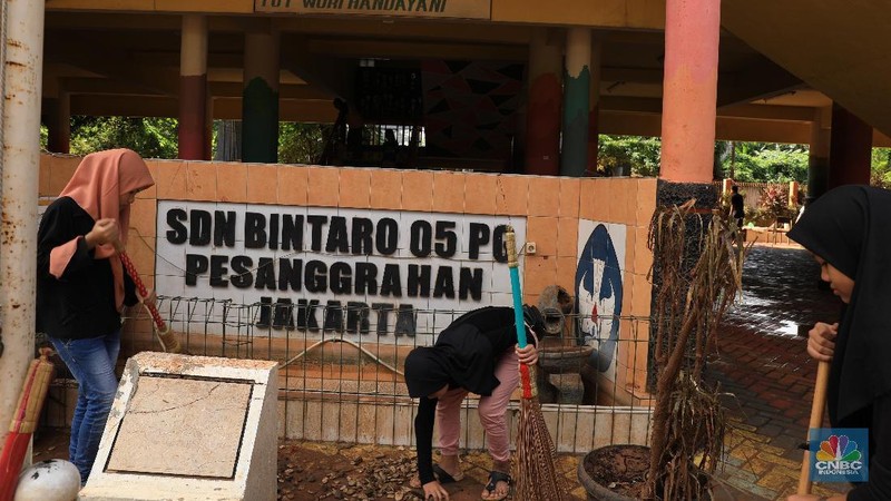 Banjir luapan Kali Pesanggarahan yang jebol merendam lantai dasar sekolah yang terdapat UKS, perpustakaan, musala dan kantin.