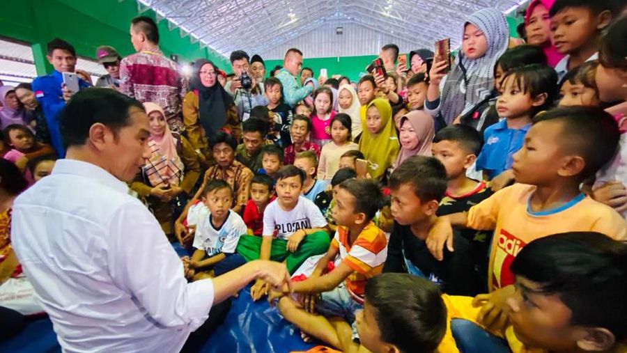 Jokowi mengatakan beberapa penyebab bencana banjir bandang di Lebak adalah akibat perambahan hutan dan penambangan emas secara ilegal.
