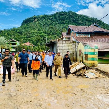 Jokowi Tinjau Lokasi Banjir Bandang di Lebak Banten