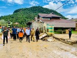 Jokowi Tinjau Lokasi Banjir Bandang di Lebak Banten