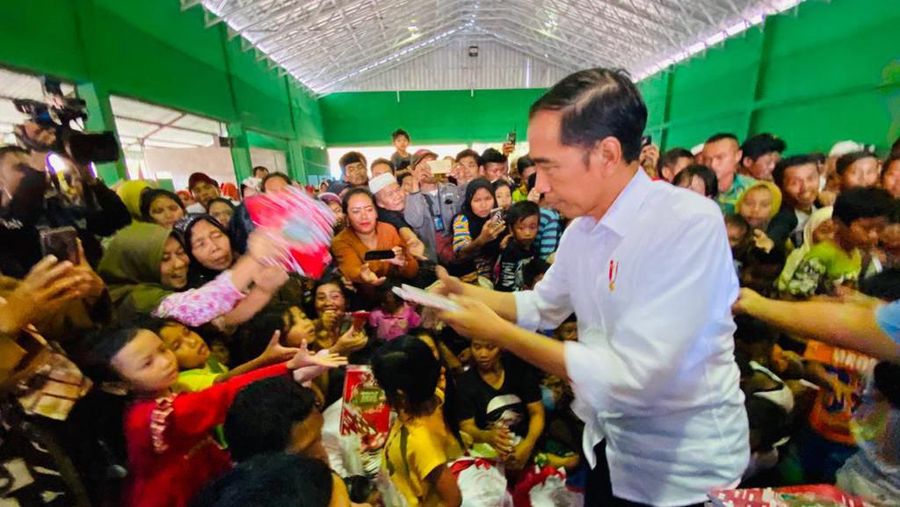 Presiden Joko Widodo (Jokowi) bersama jajaran menteri meninjau lokasi terdampak banjir bandang di Desa Banjaririgasi