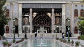 Istana Golestan adalah kompleks bangunan kerajaan di Tehran dengan interior yang artistik dan detail. Bangunan ini merupakan kediaman resmi dinasti Qajar di abad ke-19. (AFP PHOTO/Atta Kenare)