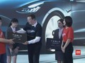 VIDEO: Elon Musk Serahkan Model 3 ke Pembeli di China