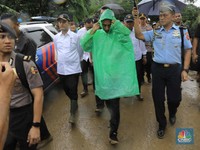 Diguyur Hujan, Jokowi Sambangi Lokasi Longsor Sukajaya