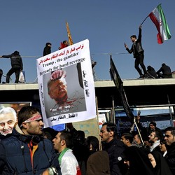 Ribuan Warga Iran Beri Penghormatan Terakhir bagi Soleimani