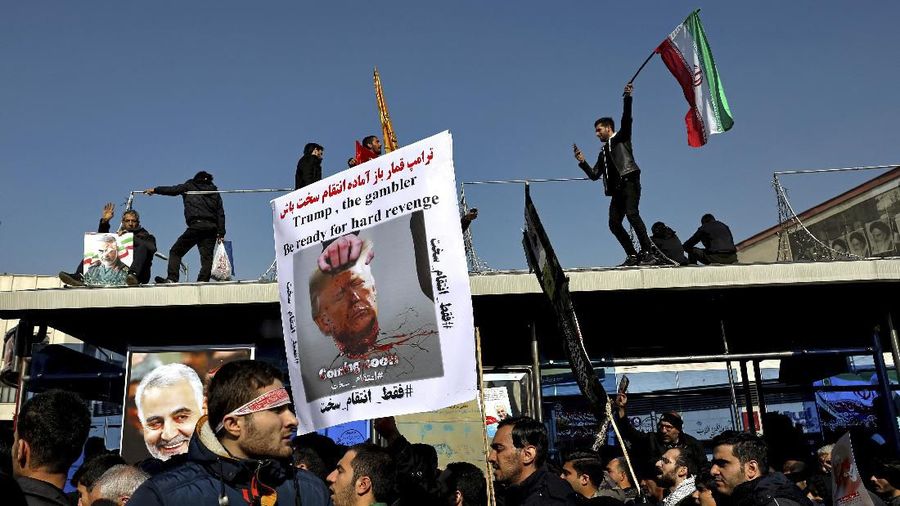 Serangan itu merupakan balasan atas kematian pemimpin Pasukan Quds, sayap eksternal Garda Revolusi Iran, Jenderal Qasem Soleimani, pekan lalu.