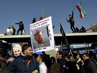 Ribuan Warga Iran Beri Penghormatan Terakhir bagi Soleimani