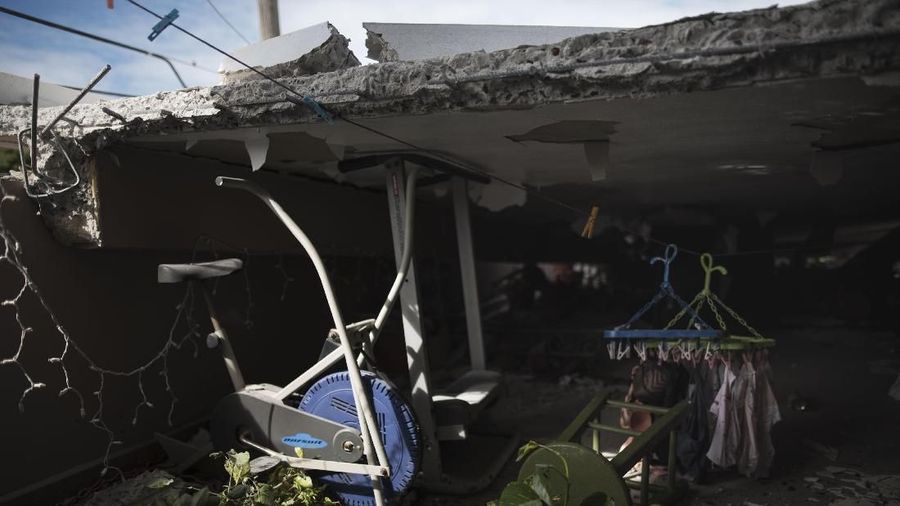 Guncangan gempa memicu tanah longsor, jaringan listrik terputus dan merobohkan sejumlah rumah penduduk.