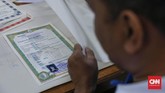 Ijazah milik warga paling banyak yang direstorasi petugas ANRI. Proses ini memakan waktu 1 hingga 2 hari. (CNNIndonesia/Safir Makki)