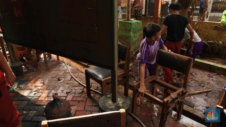 Banjir luapan Kali Pesanggarahan yang jebol merendam lantai dasar sekolah yang terdapat UKS, perpustakaan, musala dan kantin.