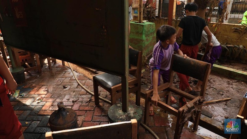 Banjir luapan Kali Pesanggarahan yang jebol merendam lantai dasar sekolah yang terdapat UKS, perpustakaan, musala dan kantin.