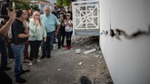 Sejumlah gempa susulan kemudian memutuskan jaringan listrik dan membuat penduduk setempat panik. (AP Photo/Carlos Giusti)