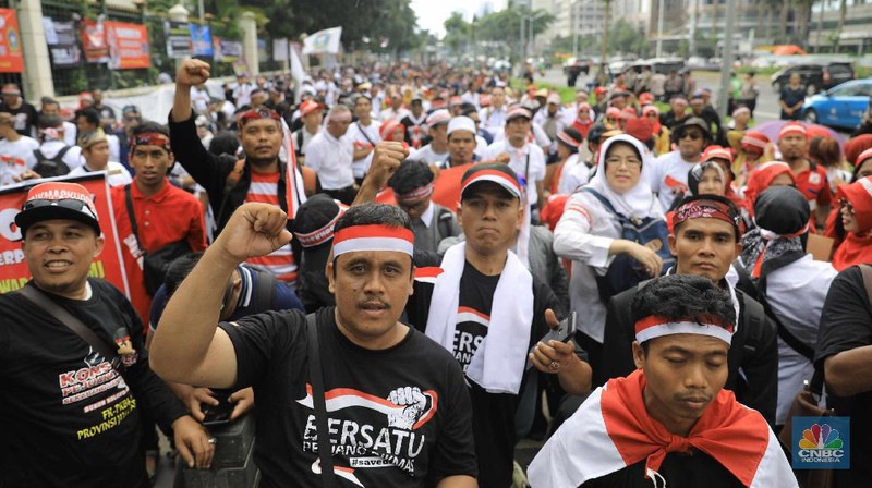 Mereka melakukan aksi untuk menuntut revisi terhadap Peraturan Presiden Nomor 82 Tahun 2019 dan Peraturan Menteri Pendidikan dan Kebudayaan Nomor 45 Tahun 2019.