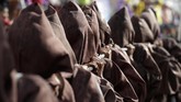 Patung Black Nazarene pertama diukir dari kayu oleh seorang anonim di abad ke-16 di Meksiko. Patung itu lantas diangkut ke Filipana pada tahun 1606. (AP Photo/Aaron Favila)