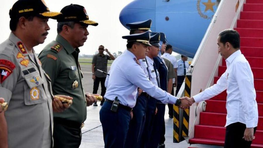 Kunjungan Jokowi ke Natuna dilakukan di tengah klaim China atas perairan di sekitar Kepulauan Nansha (Spratly Islands) yang tidak jauh dari Natuna.