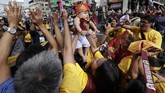 Tahun ini menjadi yang ke-13 kalinya prosesi Festival Black Nazarene dimulai di luar Gereja Quiapo. (AP Photo/Aaron Favila)