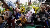 Pada 8 Januari, peserta berkumpul di Quirino Grandstand di Luneta di mana patung Black Nazarene akan dibawa dan menjalani serangkaian kegiatan sebelum prosesi utama. (AP Photo/Aaron Favila)