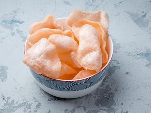 Apakah Makan Kerupuk Bikin Gemuk? Simak Fakta dan Penjelasannya di Sini!