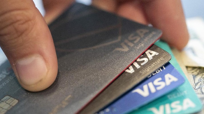 Ilustrasi Kartu Kredit (AP Photo/Jenny Kane, File) FILE - This Aug. 11, 2019 file photo shows Visa credit cards in New Orleans. On Wednesday, Jan. 8, 2020, the Federal Reserve releases its August report on consumer borrowing for November. (AP Photo/Jenny Kane, File)