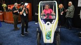 Sepeda listrik beroda tiga unjuk gigi di CES 2020. (Photo by Robyn Beck / AFP)