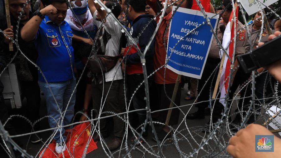 ejumlah massa yang tergabung dalam Komite Pemuda Nasional Indonesia (KNPI) menggelar aksi di depan Kedutan Besar Republik Rakyat Tiongkok, Jakarta, Rabu (8/1). Aksi tersebut menuntut Pemerintah Tiongkok menarik kapal Coast Guard  milik mereka dari wilayah perairan Natuna. 
Aksi massa sempat ingin membakar bendera Tiongkok tetapi pihak kepolisian (Polda)  meladang aksi massa. Pantaun CNBC Indonesia dilapangan aksi massa sempat ingin melemparkan buah tomat ke Kedutaan Besar Tiongkok namun dihalangi pihak kepolisian. (CNBC Indonesia/Tri Susilo)
