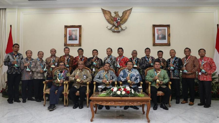 Penghargaan tersebut diserahkan langsung oleh Wakil Presiden Republik Indonesia Ma'ruf Amin di Istana Wakil Presiden, Jakarta (8/1).