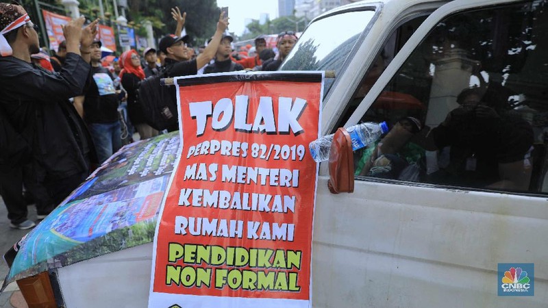 Mereka melakukan aksi untuk menuntut revisi terhadap Peraturan Presiden Nomor 82 Tahun 2019 dan Peraturan Menteri Pendidikan dan Kebudayaan Nomor 45 Tahun 2019.