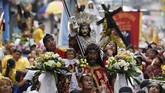Puluhan ribu umat Katolik Roma diperkirakan bergabung dalam prosesi panjang untuk perayaan Feast Day of the Black Nazarene. (AP Photo/Aaron Favila)
