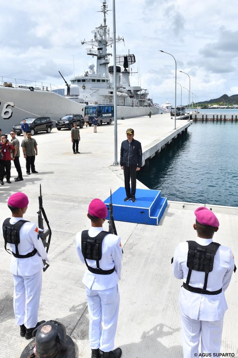 Presiden di atas KRI Usman Harun dengan latar belakang KRI Karel Sasuit Tubun yang sedang berlabuh di Puslabuh TNI AL di Selat Lampa. (Setpres/Agus Suparto)
