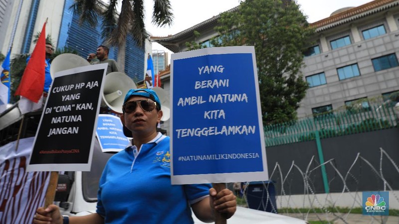 Aksi tersebut menuntut Pemerintah China menarik Coast Guard milik mereka dari wilayah perairan Natuna.