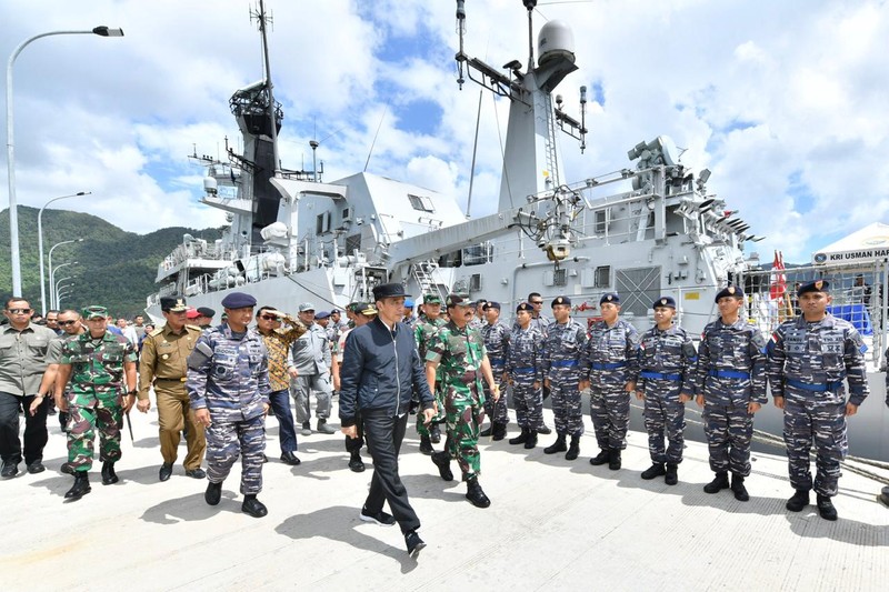 Presiden di atas KRI Usman Harun dengan latar belakang KRI Karel Sasuit Tubun yang sedang berlabuh di Puslabuh TNI AL di Selat Lampa. (Setpres/Agus Suparto)