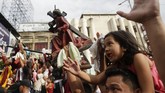 Anak-anak pun turut serta dalam kemeriahan Festival Black Nazarene yang khidmat. (AP Photo/Aaron Favila)