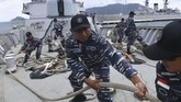 Prajurit KRI Usman Harun-359 menarik tros saat akan meninggalkan Faslabuh Lanal Ranai, Selat Lampa, Natuna, Kepulauan Riau, Kamis (9/1/2020). (ANTARA FOTO/M Risyal Hidayat)