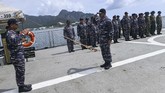 Palaksa KRI Usman Harun-359 Mayor Laut (P) Syaifuddin Zuhri (kanan) melakukan laporan pada Komandan Kolonel Laut (P) Himawan (kiri) saat apel kesiapan pasukan sebelum berlayar di Faslabuh Lanal Ranai, Selat Lampa, Natuna, Kepulauan Riau, Kamis (9/1/2020). (ANTARA FOTO/M Risyal Hidayat)