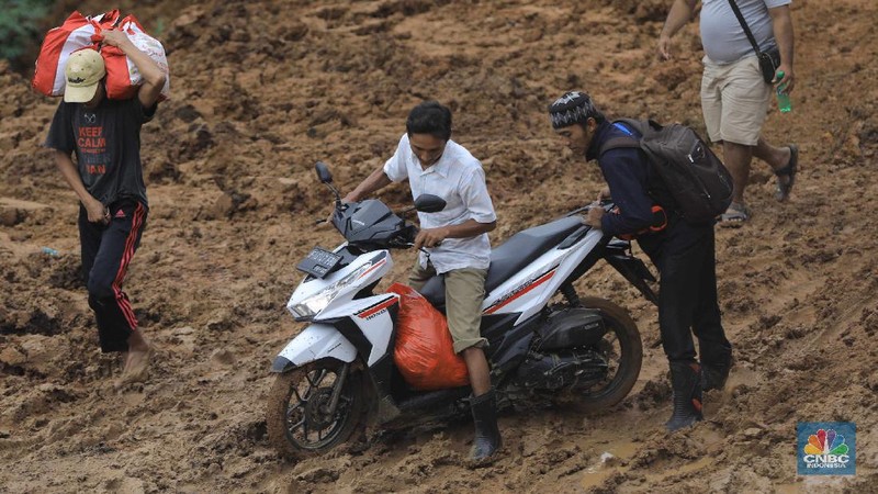 Kendaraan sudah dapat melalui akses jalan di sana, namun material lumpur yang tebal masih menyulitkan warga untuk melintas.