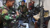 Anggota Komando Pasukan Katak (Kopaska) TNI AL membersihkan senjata jenis HK-416 kaliber 5.56 mm usai melakukan pengamanan kunjungan Presiden RI Joko Widodo di KRI Usman Harun-359 yang bersandar di Faslabuh Lanal Ranai, Teluk Lampa, Natuna, Kepulauan Riau, Rabu (8/1/2020). (ANTARA FOTO/M Risyal Hidayat)