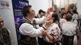 Dua orang anak dengan down syndrome (ADS) terlihat berpelukan sebelum pementasan di Bucharest, Romania, pada awal Desember lalu. (AP Photo/Vadim Ghirda)