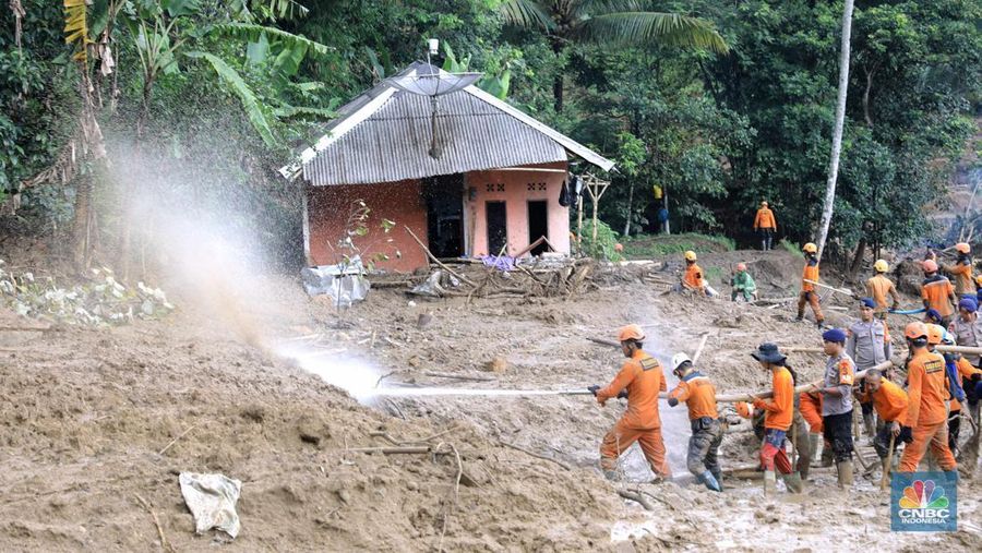 Sejumlah anggota Basarnas, TNI dan Polri melakukan pencarian korban tanah longsor di Kampung Sinar Harapan, Desa Harkat Jaya, Kecamatan Sukajaya, Kabupaten Bogor, Jawa Barat, Kamis (9/1/2020). Basarnas memperpanjang masa pencarian selama tiga hari untuk tiga korban banjir bandang dan tanah longsor di kawasan tersebut. Kampung Sinar Harapan Desa Harkat Jaya, menjadi salah satu kampung yang terparah bencana. Banyak bambu-bambu bekas yang tersisa dan mobil pickup dalam kondisi rusak. Sejumlah warga juga lalu lalang membawa barang berharga dari rumahnya ketempat yang lebih aman.  Sedikitnya ada tujuh orang korban jiwa akibat bencana longsor di wilayah lereng bukit tersebut, 3 orang masih dalam pencarian. (CNBC Indonesia/Muhammad Sabki)